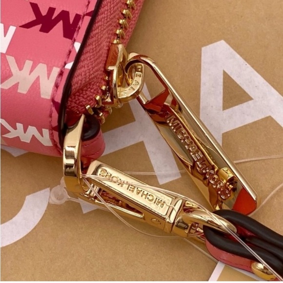 Michael Kors Jet Set Travel Flat Phone Case
Wallet Wristlet - Picture 7 of 10